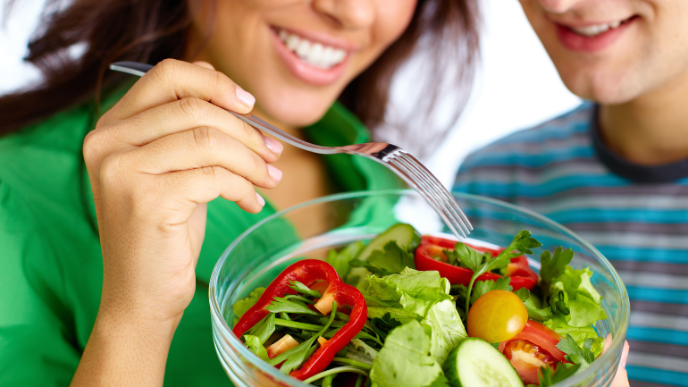 Novos hábitos alimentares, comer alimentos saudáveis de maneira saudável.